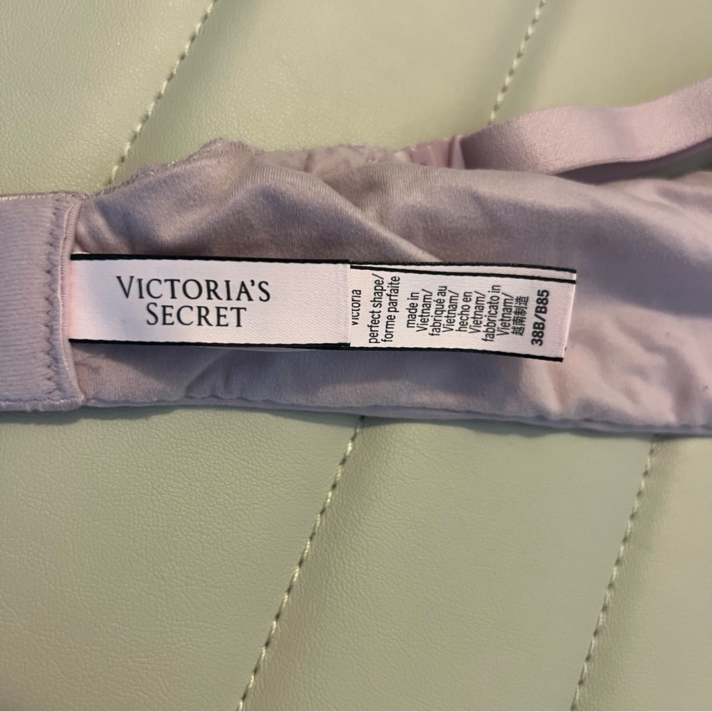 Victoria’s Secrets Elegant Lace Underwire Bra in Light Pink - Picture 7 of 7